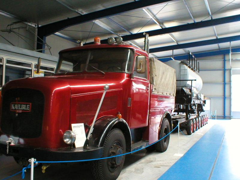 auch ein  Strassenroller  mit Tankwagen