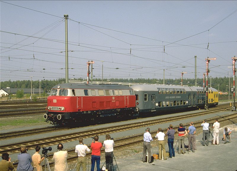 Auch ein Zug der Lbeck-Bchener-Eisenbahn(LBE)mit ihren bekannten Doppelstockwagen aus den 1930er Jahren,war an der Parade 1985 in Nrnberg-Langwasser zu sehen.(Archiv P.Walter)