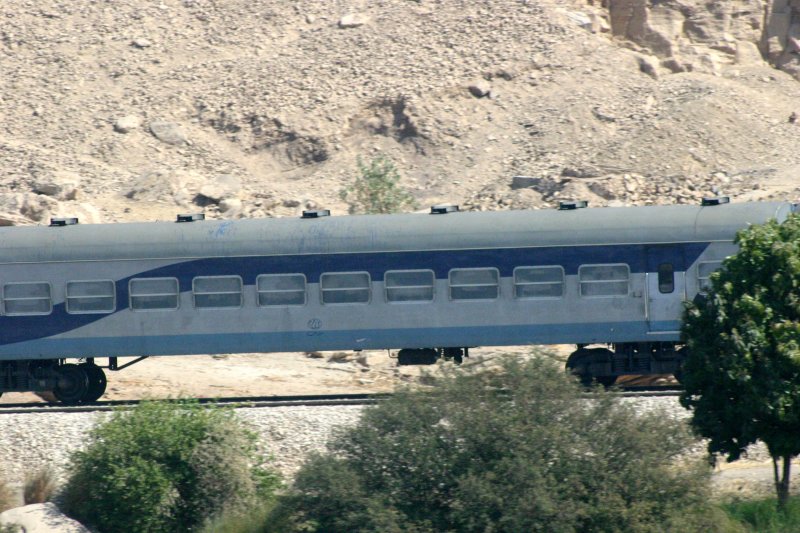 Auch von einem Nildampfer aus lt sich Eisenbahn fotografieren - aufgenommen am 9.2.2005