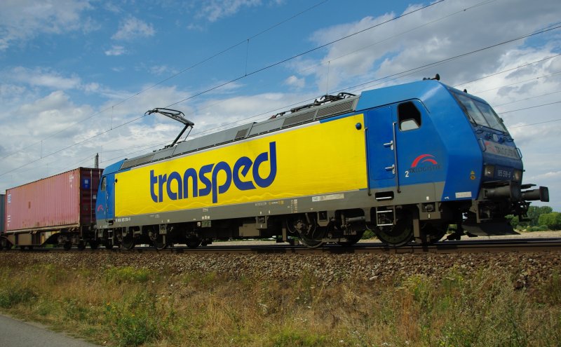 Auch einen sehr schnen Farbklecks im Alltags-Rot bietet die 185 518-8 der TXLogistik fr transped. Hier bei Dedensen/Gmmer in Fahrtrichtung Seelze am 27.08.2009.