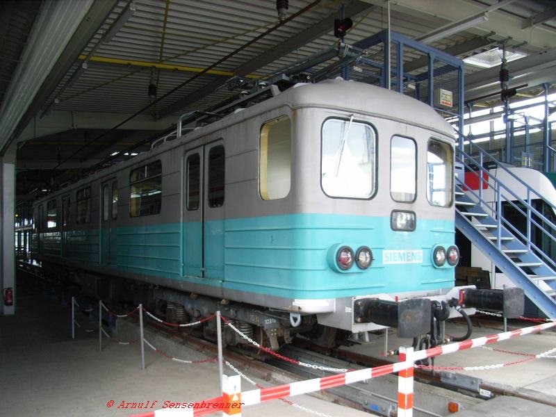 Auch dieser Elektrotriebwagen ist eine Raritt.
Er gehrt dem Siemens-Prfcenter in Wegberg-Wildenrath und ist wohl stlich der Elbe entstanden.
Genauere Angaben zu diesem Fahrzeug konnte ich keine ausfindig machen und auch die beim 10-jhrigen Jubilum des PCW anwesenden Siemensianer wuten nichts Genaueres.
19.03.2007 Wegberg-Wildenrath (PCW)
