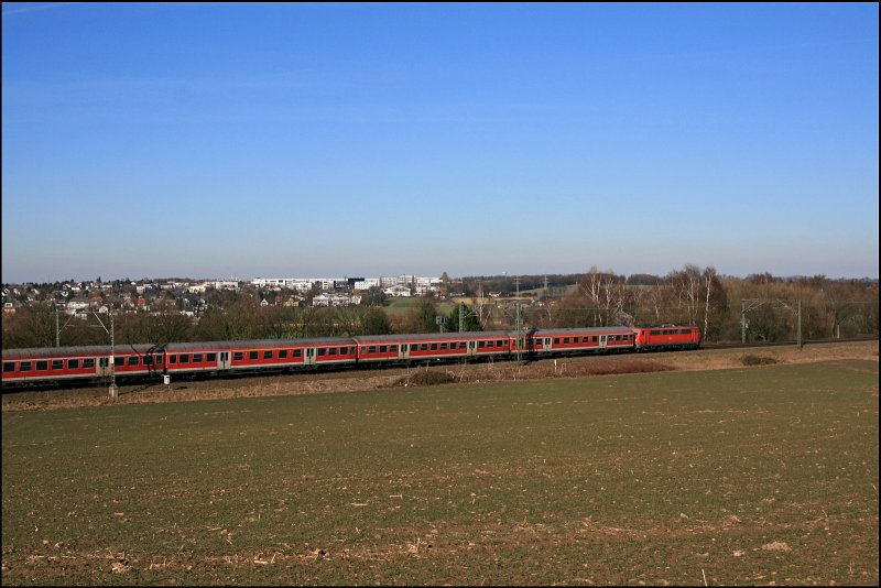 Auch er wird sich im Dezember verabschieden: Der RE13  Maas-Wupper-Express  zwischen Venlo und Hamm (Westf). Dann werden die 111er mit ihren n-Wagen durch FLIRT´s der Eurobahn abgelst. Und bis dahin werden noch einige von ihnen auf meinem Chip gebannt werden. Am 16.02.2008 bringt eine 111er den RE13 (RE 9017)  Maas-Wupper-Express  bei Holzwickede Richtung Hamm (Westf).
