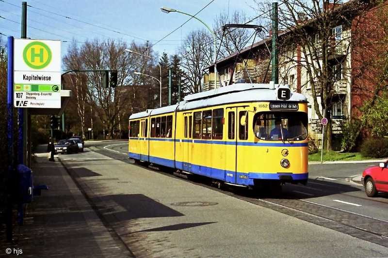 Auch Essens letzte Einrichtungswagen absolvierten ihre letzten Eins�tze als Verst�rker auf der Linie 107. Hier steht Tw 1862 an der sp�teren Hst. Zollverein S�d, die damals noch  Kapitelwiese  hie� (2. April 2001). Auch im Umfeld hat sich inzwischen einiges getan.