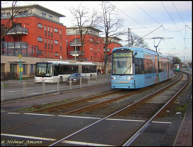 Auch die Fahrgste aus dem 8. Zug der Linie 11 mit dem S-Triebwagen 237 muten am 25.02.2007 aufgrund von Gleisbauarbeiten an der Haltestelle Mnchhofstrae von der Straenbahn auf den Schienenersatzverkehr umsteigen. Whrend der Bus in Richtung Hchst abfuhr, bewegte sich der Straenbahnwagen auf das Umsetzgleis zu, um die Fahrtrichtung nach Fechenheim zu wechseln.