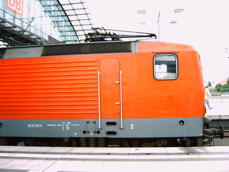 Auch eine Farbgebung fr eine Lok der BR 112 aus dem LEW in Hennigsdorf. Als sie gebaut wurde hie das Werk zwar AEG Hennigsdorf, aber es ist nun mal eine im Jahre 1982 entwickelte Lok aus der ehemaligen DDR. 