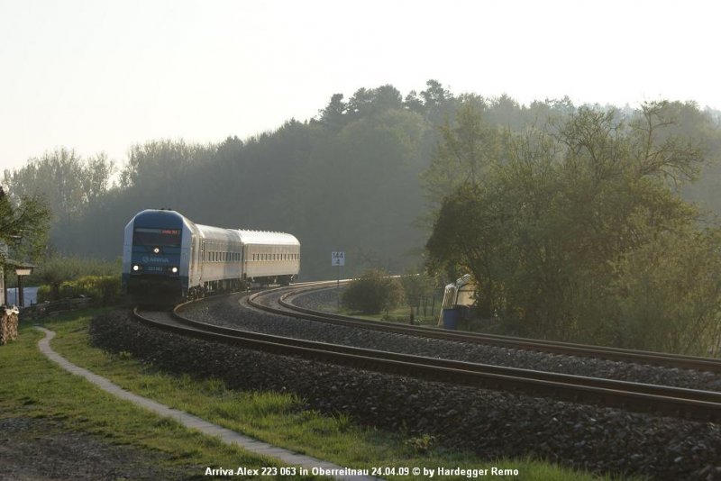 Auch der Flgelzug aus Immenstadt erreicht die Sonnenstrahlen in Oberreitnau.. Arriva-Alex 223 063 rollt mit ihrer 2-Wagen-Garnitur seinem Zielort Lindau Hbf entgegen.
24.04.09