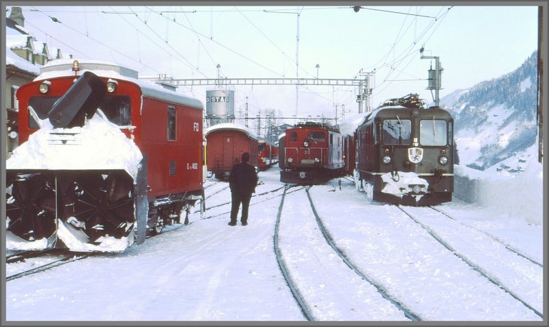 Auch die FO hat mit dem Schnee auf der Oberalpstrecke zu kmpfen und setzt die Schneeschleuder Xrot 4932 ein. Dahinter stehen HGe 4/4 31 und RhB Ge 4/4 II 617  Ilanz . (Archiv 02/84)