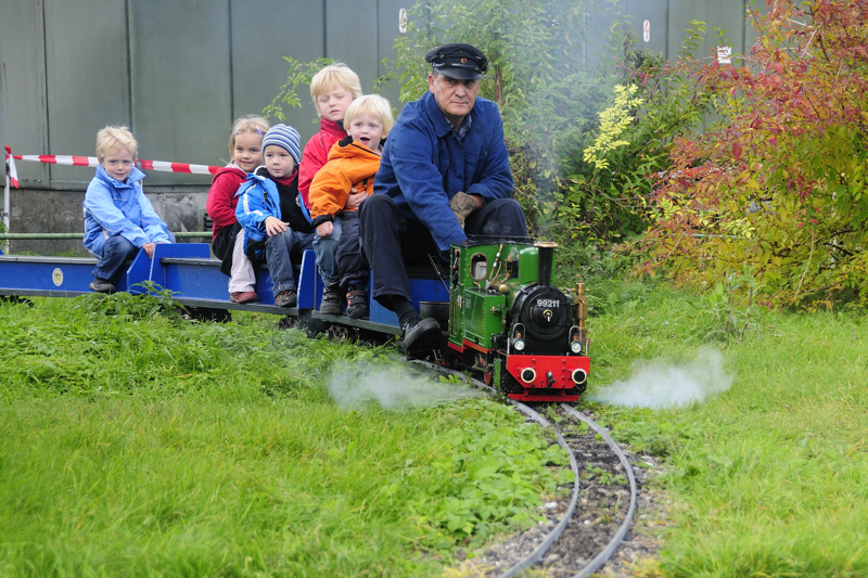 Auch f�r die Kleinen wurde jede Menge Spa� geboten. Unerm�dlich zog dieses Modell der 99 211 inklusive begeisterter Fracht seine Runden �ber das 5 1/4 Zoll-Schienenoval. (Bahnpark Augsburg, 25.10.2009).