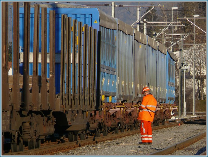 Auch gefllte Hackschnitzelcontainer befinden sich im abgehenden Gterzug. Der Wagenkontrollbeamte stellt die Bremsrechnung zusammen. Ems Werk, Abfuhr Stallinger. (17.12.2007)