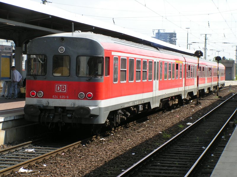 Auch Geschichte seit ca. Dezember 2004:  3-teiliger Dieseltriebzug VT 24, hier DB 624 635-9 im Hauptbahnhof Dortmund Hbf am 20.05.2004.