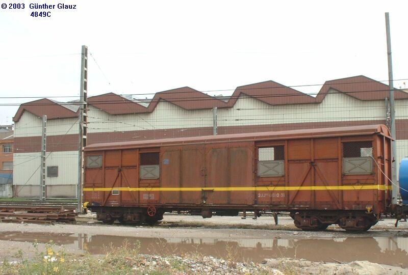 Auch das gibt es bei dieser Bahn, der einzige Geschlossene Gterwagen den ich gesehen habe, am 09.05.2003 auf dem Gterbahnhof Santander.