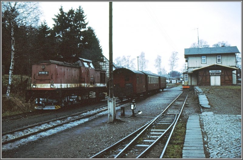 Auch Hasselfelde wirkt ziemlich verlassen an diesem Dezembertag. 199 861-6 umfhrt ihren Zug. (Archiv 12/94)