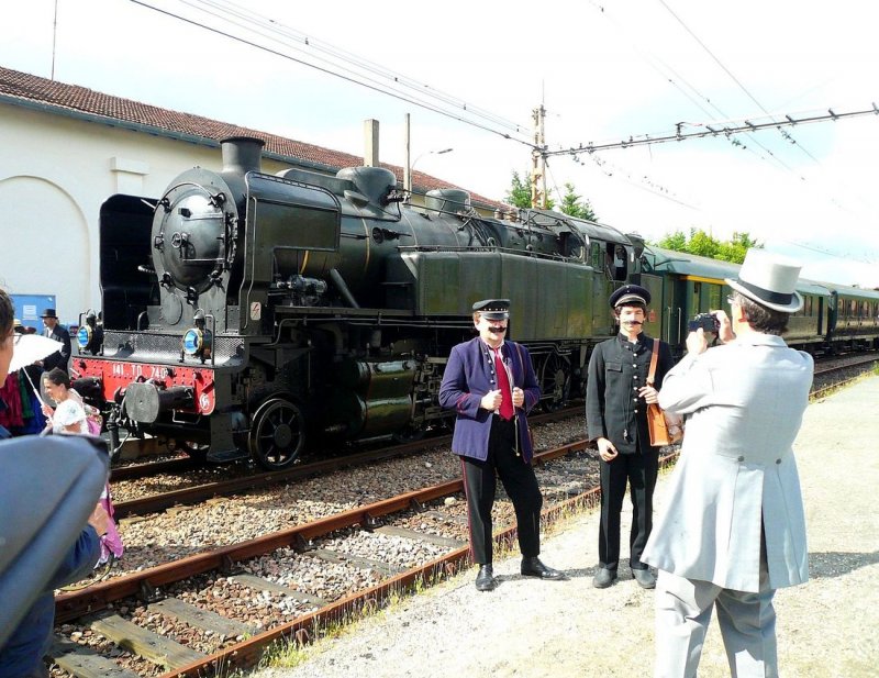 Auch die Herren mussten sich fr die Fahrt hinter der 141 TD 740 altertmlich kleiden. Pauillac, 6.Juni 2009.
