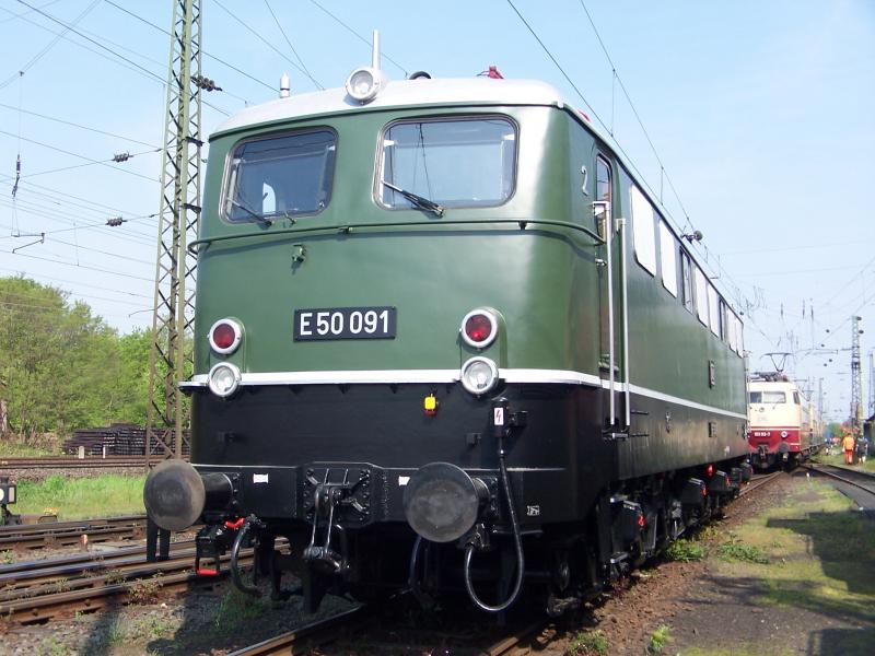 Auch heute noch, im Zeitalter von 152 und 185 kann ihr keiner das Wasser reichen - mit ihr zog man locker, auch bei Regen - �ber 3000 to aus dem Aschaffenburger Hafenbecken. Das wird wohl mit den beiden neuen nicht m�glich sein. Die E 50 beim Jubileumsfest in Koblenz-L�tzel am 06.05.06