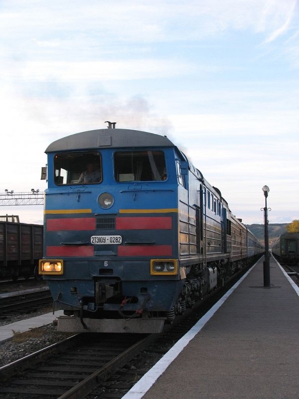 Auch heute wieder fnf Bilder von unsere Reise Moskou-Peking. “Halbe Doppellok“ 2TE10U – 282 (2TЗ10y – 0282) mit ein “TsarenGold“-Zug auf Bahnhof Naoesjki (Наушки) am 14-9-2009. Bahnhof Naoesjki ist ein Grenzbahnhof zwischen Russland und Mongolei.