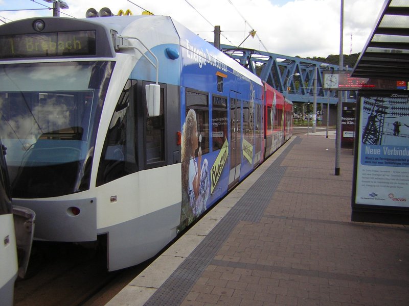 Auch hier ist die Saarbahn zu sehen, die Bahn trgt neue Werbung vom Media Markt. Auch diese Bahn rckte gerade ein.