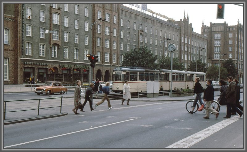 Auch hier waren einzig die Ampeln und DDR Flaggen rot, ansonsten herrschten die grau/braun/beige Tne vor. Lange Strasse in Rostock. (Archiv 12/80)
