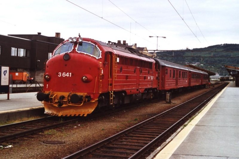 Auch Historie: Lok 3641 mit Zug 477 Trondheim-Mo i Rana auf Bahnhof Trondheim am 06-07-2000. Bild und scan: Date Jan de Vries.