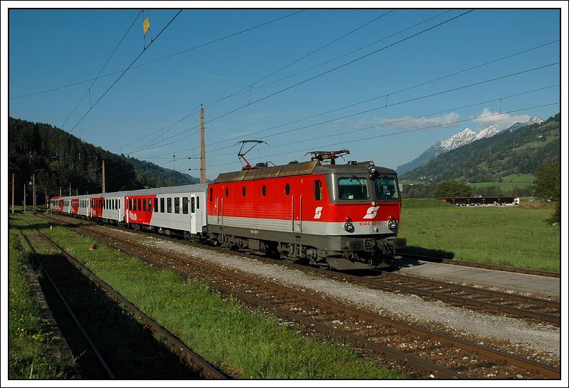 Auch IC 513  Ferdinand Raimund  von Salzburg nach Graz ist im Normalfall eine 4010er Leistung. Am 14.9.2007 war 1044 081 mit Cityshuttlewaggons und einem Fernverkehrswaggon damit unterwegs. Die Aufnahme entstand bei der Durchfarht des Bahnhofes �blarn.