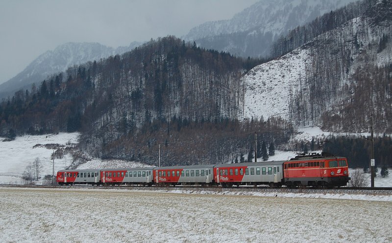 Auch ich habe mich am 11.02.2009 bei
Wind und Wetter in Micheldorf rausgestellt
und ein Foto von der 1142 623 gemacht welche
den R3957 geschoben hat.