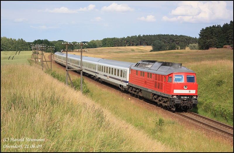 Auch ich konnte mich dem Mythos Ostbahn am Umleiterwochenende nicht ganz verschlieen und so entstand dieses Bild von 232 592 mit EC44 Warschau - Berlin bei Obersdorf am 21.06.09.