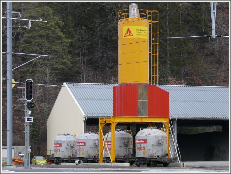 Auch Industriebauten knnen Farbe in einen grauen Dezembertag bringen, wie hier der Zementsilo in Reichenau-Tamins. (10.12.2007)