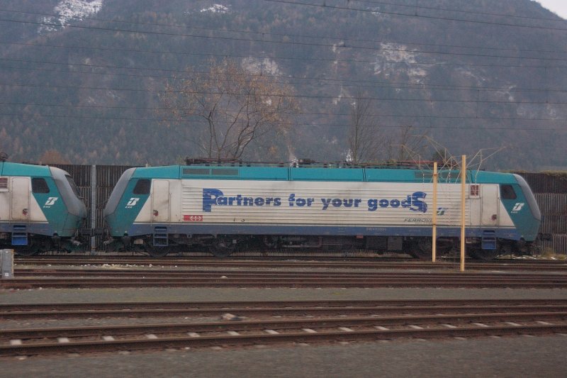 Auch die Italiener scheinen die Seitenflchen auf ihren Loks als Werbeflche, wenn auch in eigener Sache, entdeckt zu haben. Eine E 412 (inkl. SBB-Zulassung, kleine Wippe) mit Schwester, in der Westausfahrt von Kufstein Bhf, Richtung Wrgl. (Dez. 2008)