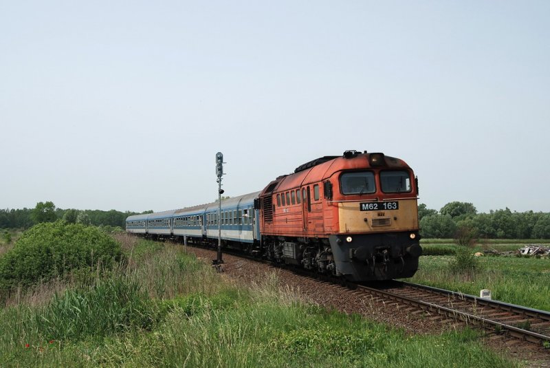 Auch im Jahr 2007 darf die Trommel in Ungarn noch Personenzge bespannen!
M62 163 mit dem 9835 an der Einfahrt von Zalaszentivan (22.05.2007).