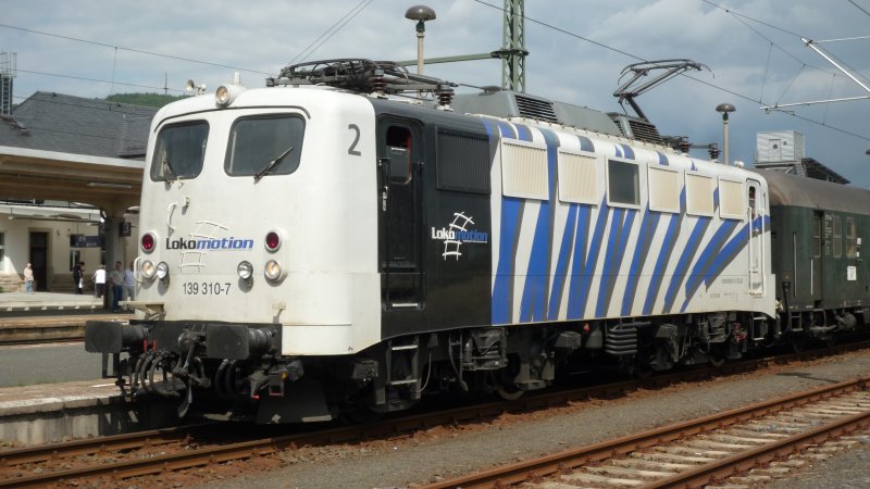 Auch im Jahr 2009 war beim Piko Tag der offenen Tr (TOFT) wieder mal viel los. Es standen reichlich viele Sonderzge im Bahnhof Sonneberg. Hier ein Sonderzug mit einer BR 139 der Lokomotion.