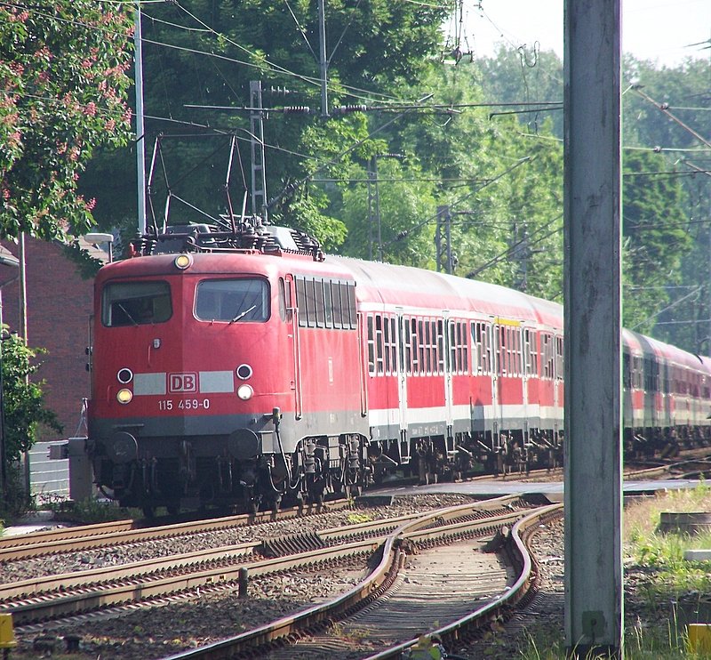 Auch die KBS485 hat ab und zu mal die Ehre fr eine Sonderfahrt genutzt zu werden. Hier fhrt ein Sonderzug mit 14 Wagen(Darunter auch EURO-EXPRESS-wagen) gezogen von der 115 459-0(Baugleich mit einer 110 Bgelfalte) durch den Bahnhof Geilenkrichen. Hier ist der Zug auf dem Weg von Unna nach Aachen. 23.05.08