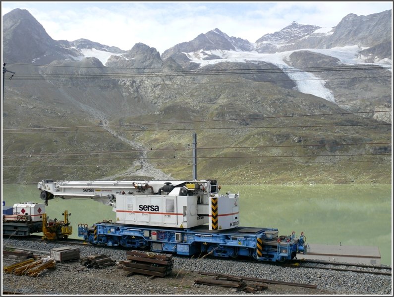 Auch der Kirow-Kran der Gleisbaufirma Sersa leistet gute Dienste auf der hchsten Baustelle der RhB in Ospizio Bernina und posiert wie auf dem Laufsteg vor dem Cambrena Gletscher.(10.09.2008)