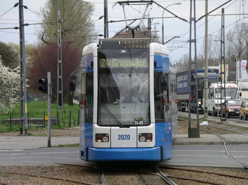 Auch in  Krakau gibt es inzwischen neue Trams:
Hier Tram Nummer 2020 von Typ NGT6, Hersteller Bombardier unterwegs 
auf der Linie 24 nach Bronowice.
13.04.2004 Krakow-Plaszow 