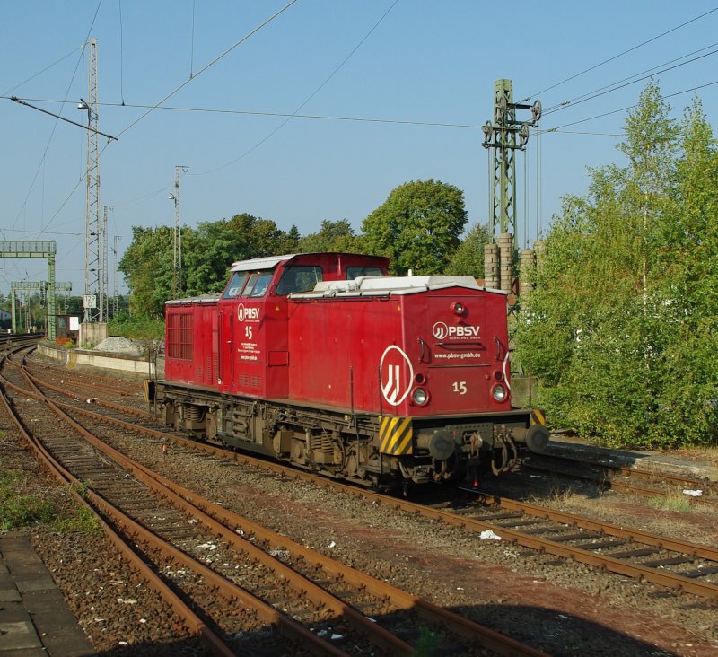 Auch die Lok 15 der PBSV bot sich bei Paderborn zum ablichten an. Aufgenommen am 19.08.2009 (aus IC Abteil-Fenster heraus.)
