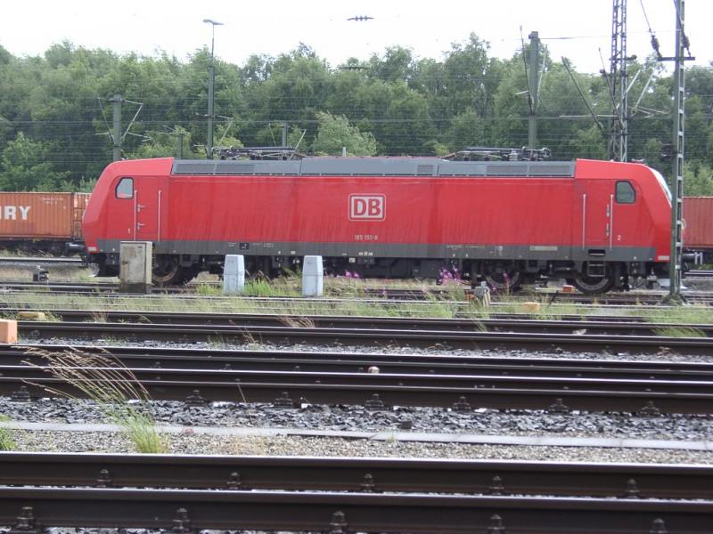 Auch die Mehrsystem Lok 185 151-8 steht in Maschen. Obwohl es sich um eine Mehrsystemlok handelt, verfgt sie nur ber 2 Stromabnehmer.