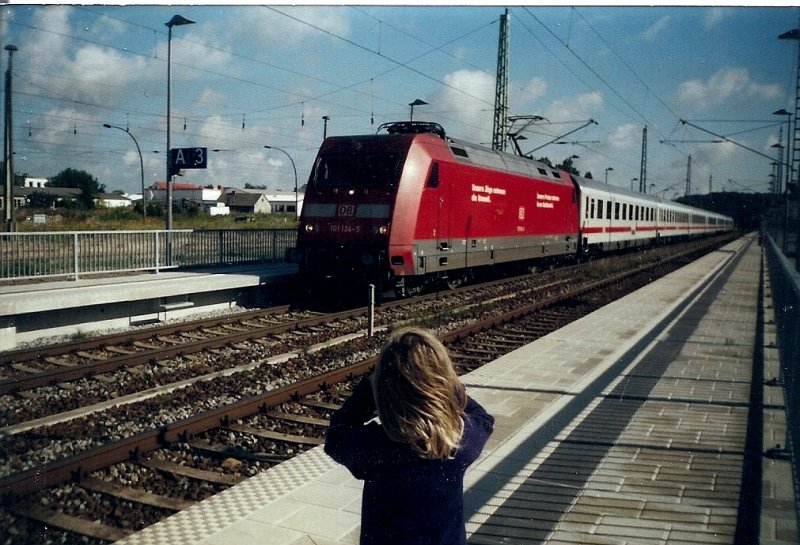 Auch meine Nichte mit ihren damaligen 4 Jahren(!) und Ausgestattet mit einer Fotokamera interessierte sich schon Frh fr das Fotografieren von Eisenbahnen.Aufgenommen im September 2004 in Bergen/Rgen.