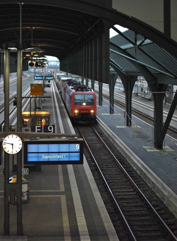 Auch mit hundert Sachen durch Darmstadt. Der Bildtitel steht im Bild... (Oktober 2009)