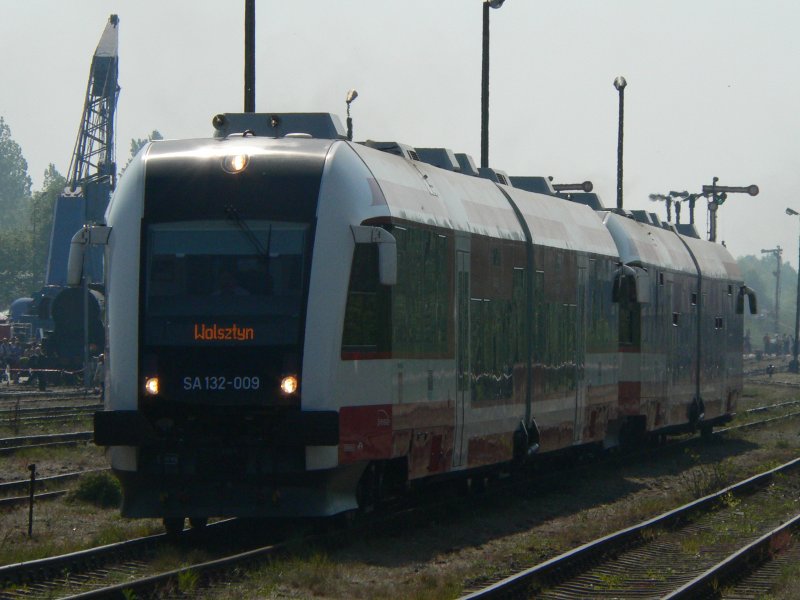 Auch moderne Fahrzeuge werden auf der alljhrlichen Dampflokparade in Wolsztyn gezeigt. SA132-009 am 28.4.2007