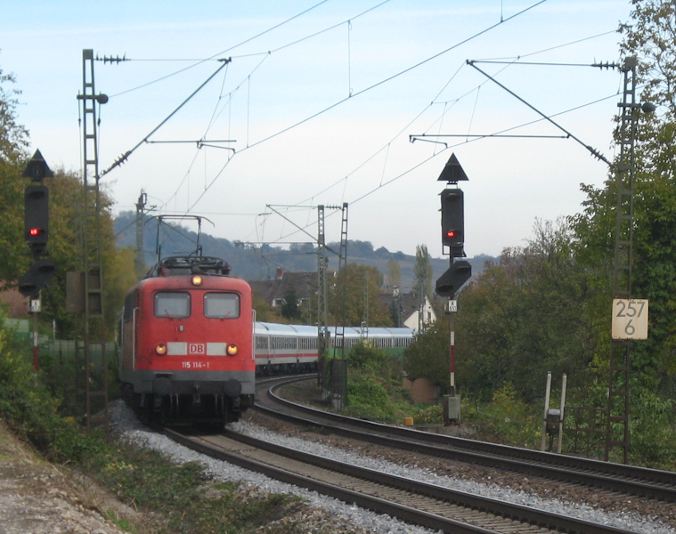 Auch nach 50 Jahren sieht diese alte Dame immer noch top aus - 115 114-1 (ex 110 114-6) mit einem PbZ am Esig Efringen-Kirchen am 24. Oktober 2009.