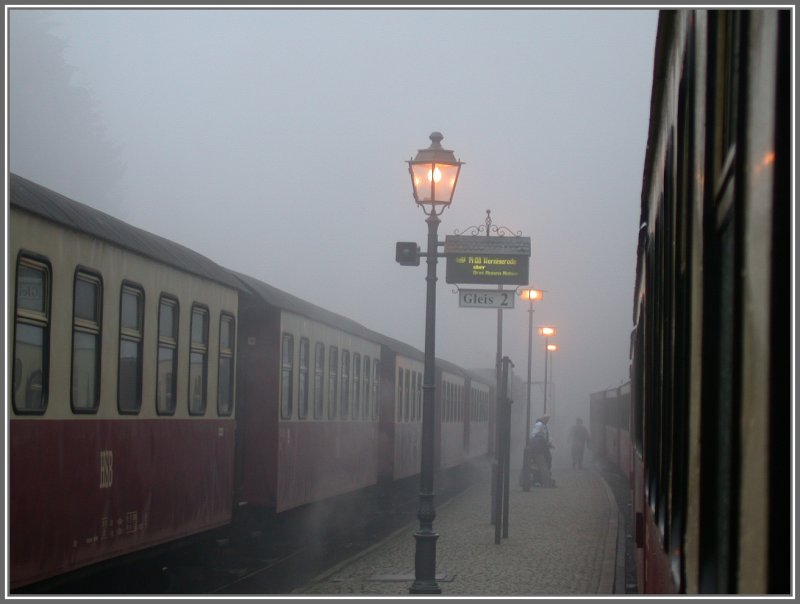 Auch Nachmittags um 14.00 Uhr bei der Kreuzung von Zug 8935 und 8930 in Schierke brennt noch immer die Bahnhofsbeleuchtung wegen der dsteren Witterung. 13.12.2006