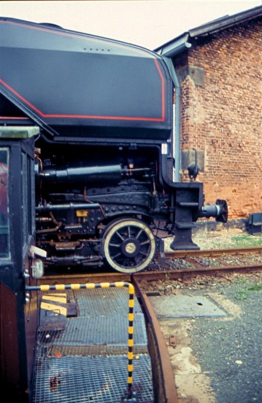 Auch das noch - die Segmentdrehscheibe ist fr diesen Koloss ein kleines Stck zu kurz. Drehen unmglich. Und fr uns Fotografen war es vorbei mit der Hoffnung, diese edle Stck von vielen Seiten zu sehen zu bekommen. Sommer 1998