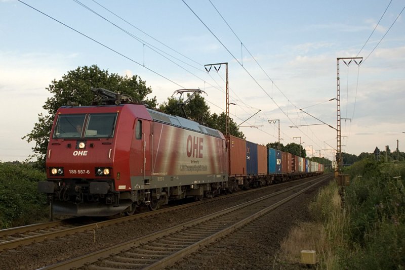 Auch die OHE zeigte sich mal wieder am 20.08.2007.
OHE 185 557 rauscht mit ihrem kurzen KLV Zug DGS 90412 Celle-Marl Sinsen,durch Recklinghausen(B Brsterweg)und ist somit unmittelbar vor ihrem Ziel