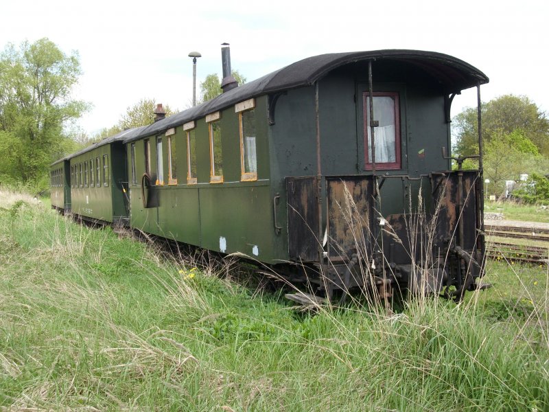 Auch das ist der Rasendene Roland.Dieser ausrangierde Reisezugwagen steht im kleinen Freigelnde in Putbus.
