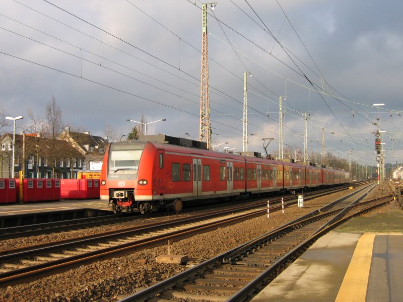 Auch die RB 48 verkehrte am Sonntag,hier bei der Einfahrt in Solingen Hbf

Und das ganze am 06.01.2008 