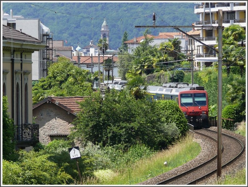 Auch RBDe 560 NPZ sind vereinzelt noch als TILO S-Bahn im Tessin unterwegs, wie hier als S2 14247 zwischen Locarno und Tenero. (03.06.2008)