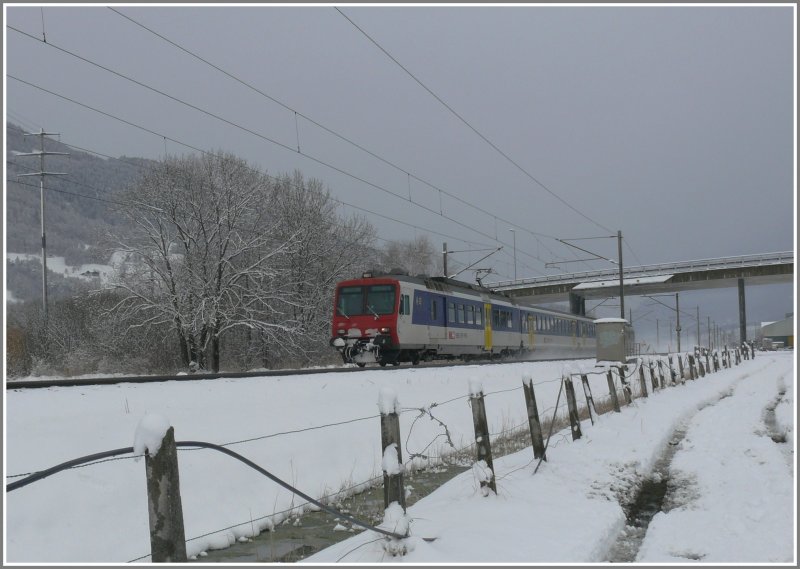 Auch der RBDe560 wirbelt noch etwas Schnee auf bevor es definitiv zu warm wird. Bei Igis. (26.03.2008)