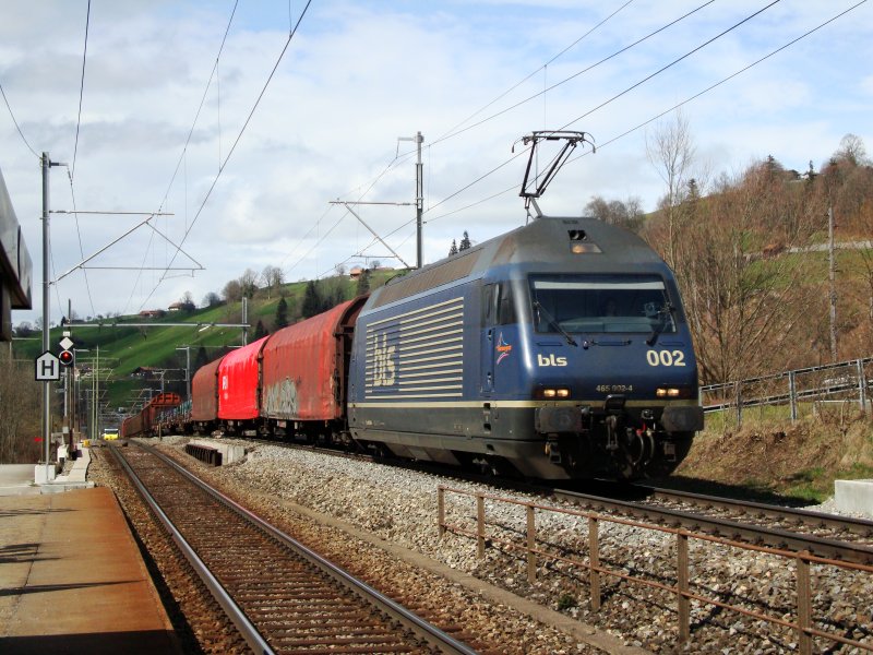 Auch die Re 465 002 wird mit ihrem GZ den krzeren Weg ins Wallis nehmen.Das Bild entstand am 10.04.2008 bei Mlenen. 