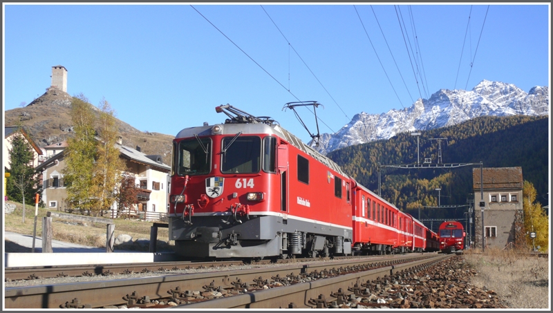 Auch RE1248 mit Ge 4/4 II 614  Schiers  nach Disentis/Mustr wartet in Ardez auf Passagiere vom Bahnersatzbus aus Scuol/Tarasp. (29.10.2009)