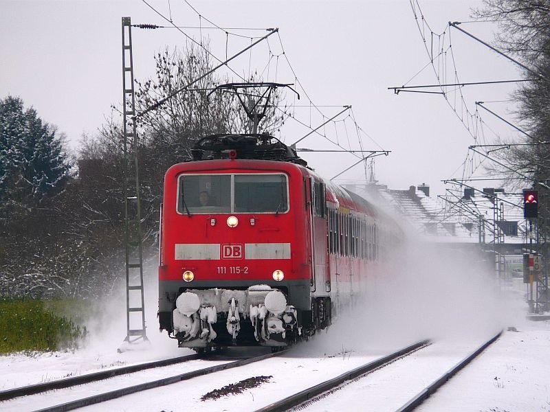 Auch der RE13 kmpft sich durch den Schnee. Das Bild stammt vom 05.01.2009 