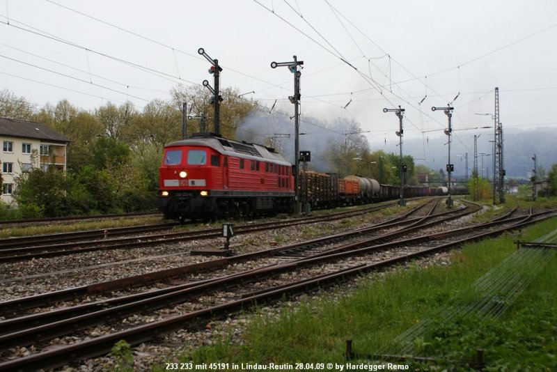 Auch Regen gabs whrend der Umleiter-Zeit..
Hier verlsst 45191 mit Solo 233 233 und knapp 70min Versptung Lindau-Reutin.
28.04.09