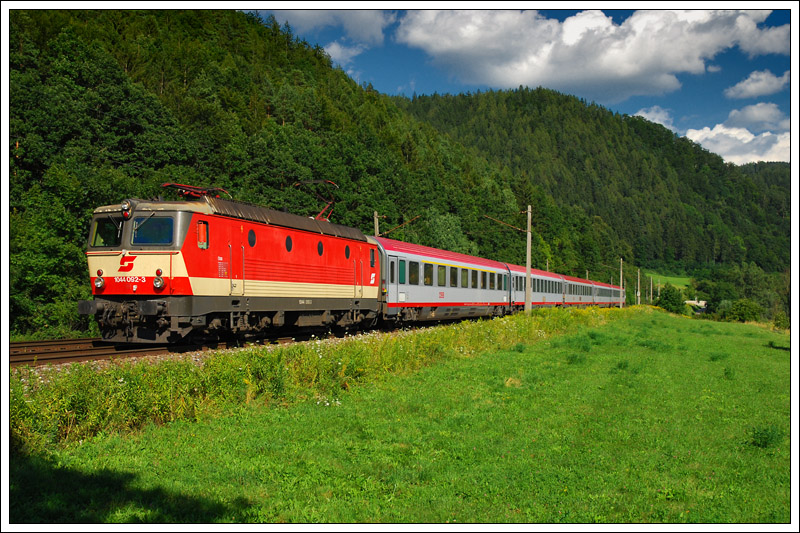 Auch retour von Graz nach Wien bespannte 1044 092 am 29.7.2009 wieder einen Fernfernverkehrszug und zwar OIC 750. Die Aufnahme entstand kurz nach Pernegg.